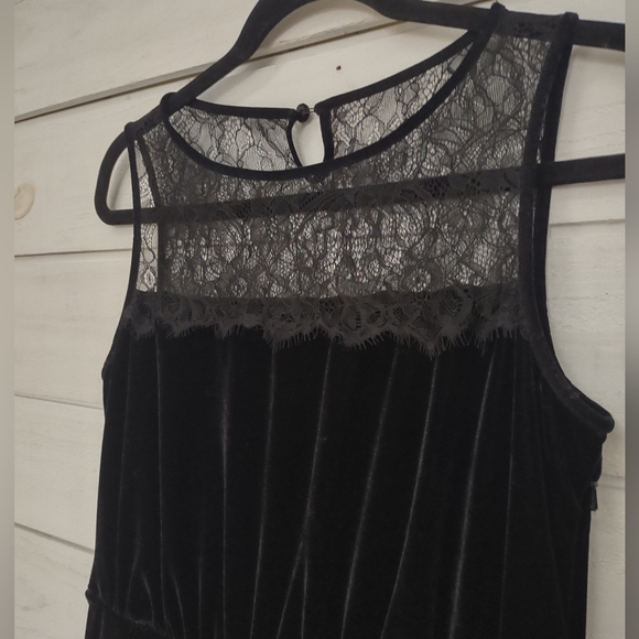 Megan Brown sleeveless black velour dress - Picture 2 of 6